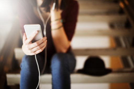 How does podcast advertising work?